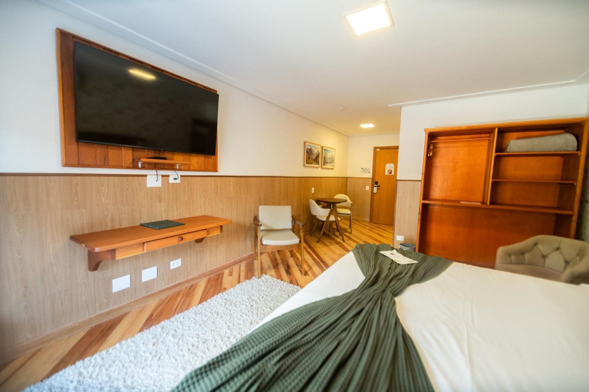 Santa Felicidade Hotel